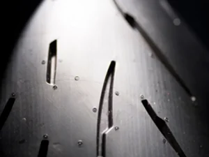 METZELER（德国象牌）SPORTEC™01 轮胎深度解析｜DYNATREAD™ 智慧胎纹提升湿地抓地与操控极限