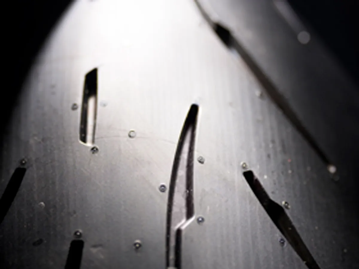 METZELER（德國象牌）SPORTEC™01 輪胎深度解析｜DYNATREAD™ 智慧胎紋提升濕地抓地與操控極限