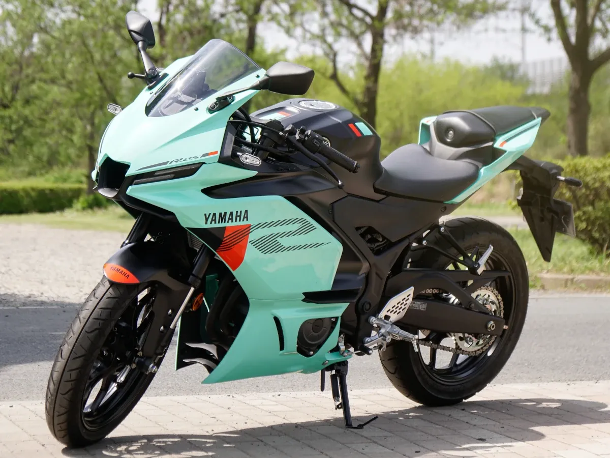 YAMAHA YZF-R25新色登场！2026年式浅绿色实车细节与试驾解析