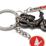 Honda Super Cub“BLACK EDITION”限定黑魂钥匙圈开放预购！限量1000组　附专属编号与黑化电镀质感