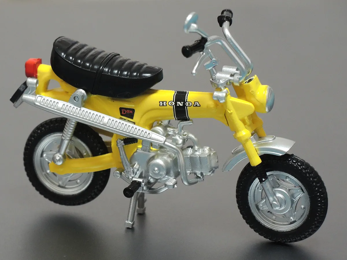 Honda Dax ST50 化身1/24比例扭蛋模型！可組裝、可收藏的超精緻迷你臘腸狗登場