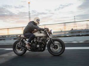 【HONDA CB750 Cafe Racer 改装】RC42 气冷四缸化身旧化风咖啡赛车｜异种流用打造独特经典街车