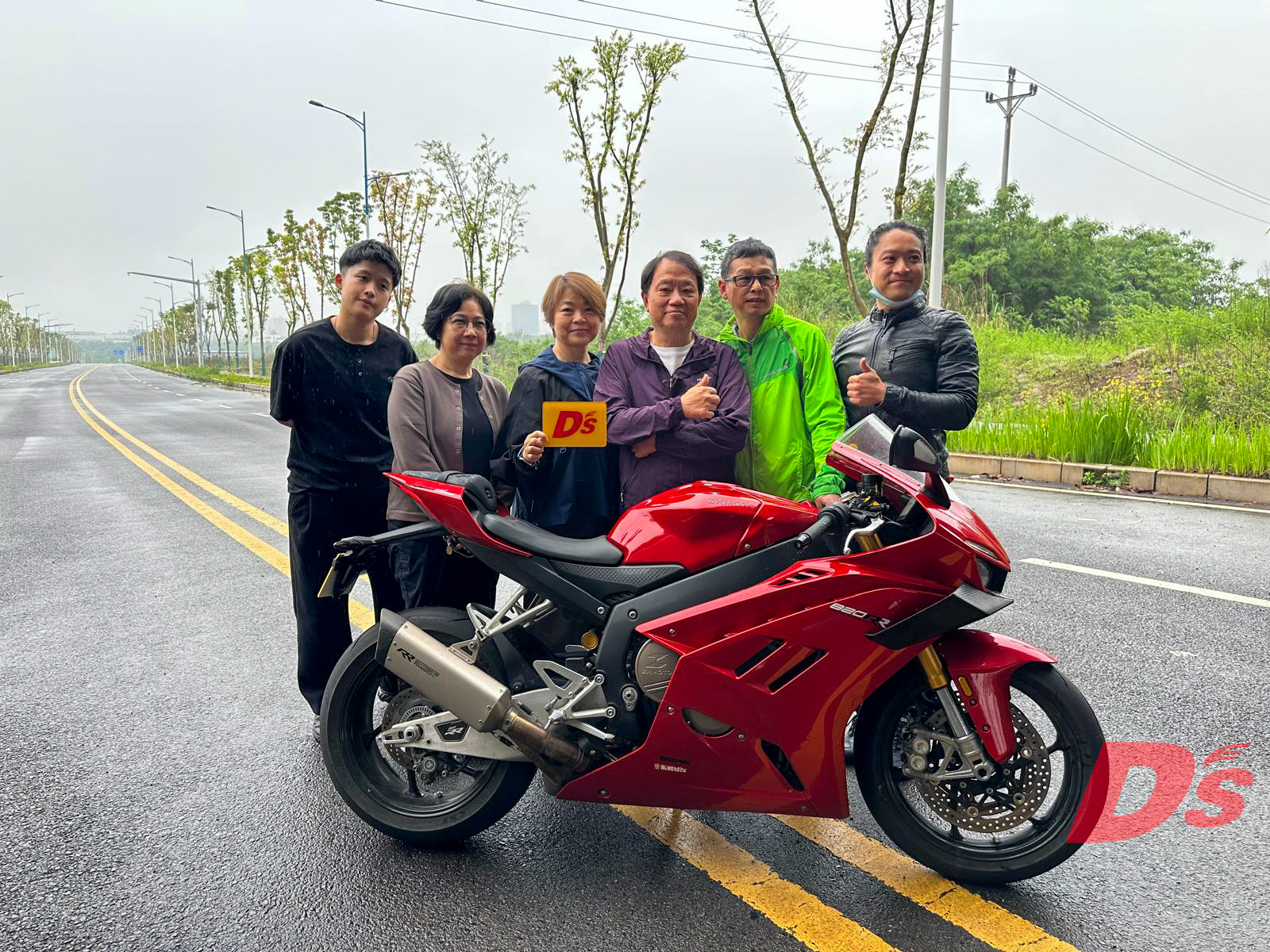 【重庆直击】解构“张雪”速度！香港总代理DSMOTO参访ZXMOTO工厂，三缸跑车820RR实测现身