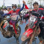 【最終回】八天激戰正式完賽！AXCR 2025終點獎牌入手｜Webike 員工「亞洲越野拉力賽」參戰記