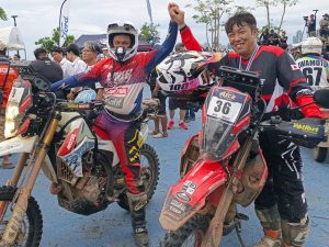 【最終回】八天激戰正式完賽！AXCR 2025終點獎牌入手｜Webike 員工「亞洲越野拉力賽」參戰記