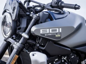 【新车】2026 Husqvarna Svartpilen 801 SE日本上市！橄榄绿特仕色登场　定速巡航与快排列为标配