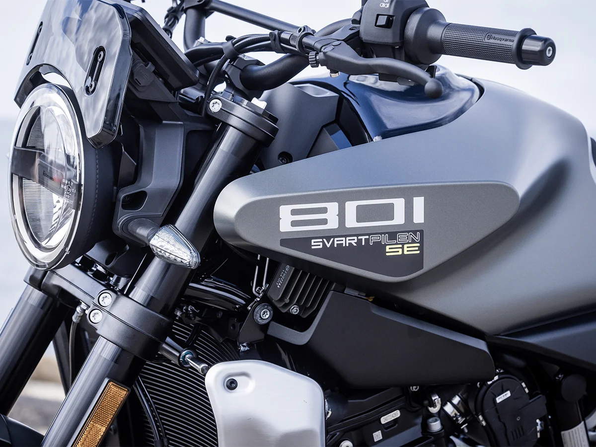 【新車】2026 Husqvarna Svartpilen 801 SE日本上市！橄欖綠特仕色登場　定速巡航與快排列為標配