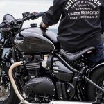 MOTONE CUSTOMS推出Triumph Bonneville專屬教練夾克與帽子｜日常騎士穿搭新選擇