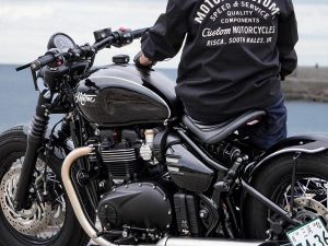 MOTONE CUSTOMS推出Triumph Bonneville專屬教練夾克與帽子｜日常騎士穿搭新選擇