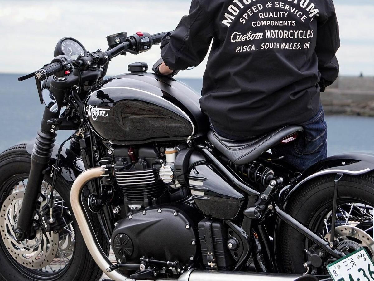 MOTONE CUSTOMS推出Triumph Bonneville專屬教練夾克與帽子｜日常騎士穿搭新選擇