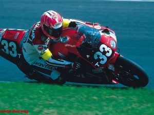 Honda鈴鹿八耐挑戰史：RVF/RC45稱霸90年代的經典對決與傳奇時刻