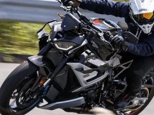 試駕｜BMW M1000R 210匹馬力極致街車實測 冠上「M」之名的實力為何？