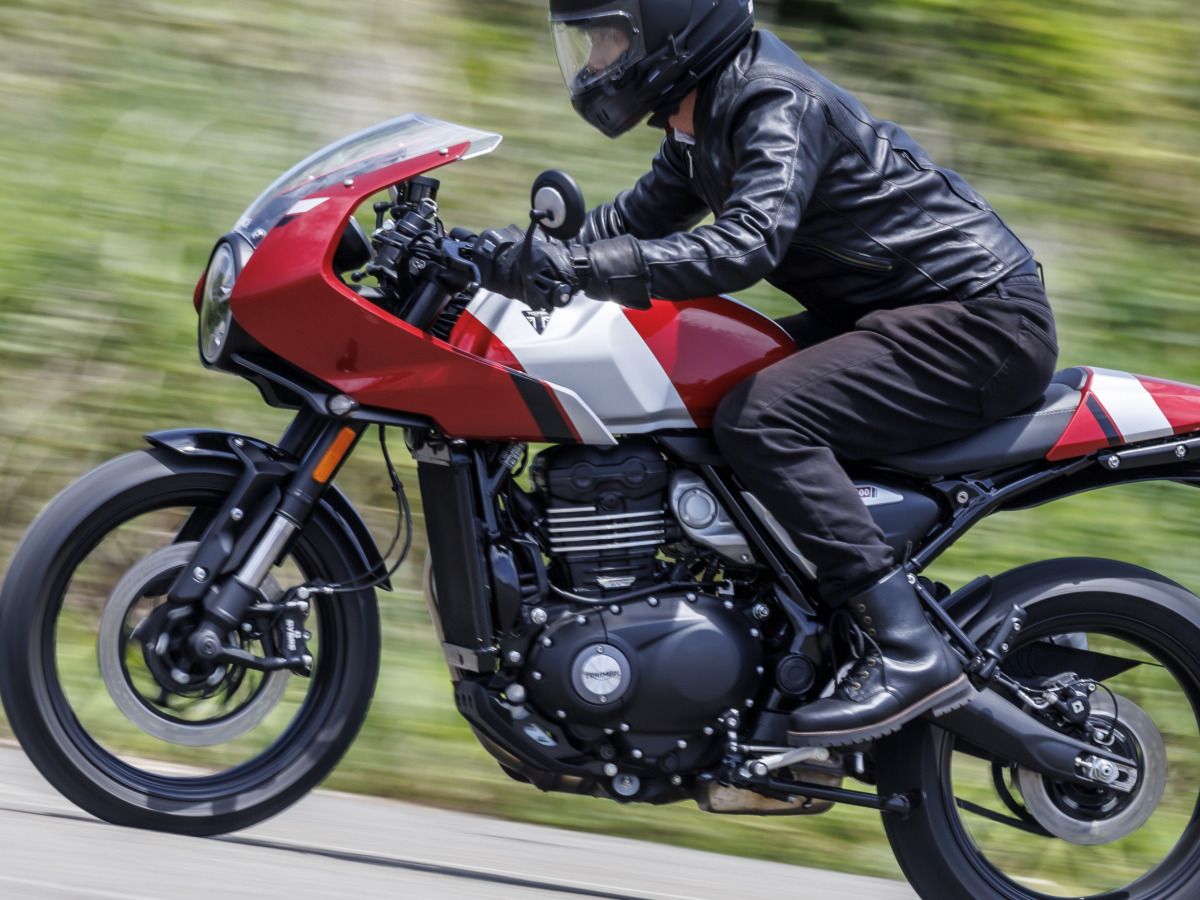 【试驾】Triumph Thruxton 400｜正统咖啡赛车风格再现 42PS单缸引擎畅快体验