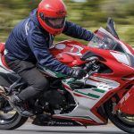 【试驾】MV Agusta限量200台“F3 REPARTO CORSE”完整介绍｜逆向旋转曲轴×碳纤维翼片×三缸声浪的极致骑乘体验