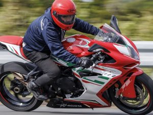 【試駕】MV Agusta限量200台「F3 REPARTO CORSE」完整介紹｜逆向旋轉曲軸×碳纖維翼片×三缸聲浪的極致騎乘體驗