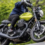 試駕｜Moto Guzzi V7 Sport導入IMU與電子油門　傳統縱置V雙缸騎乘感受如何？