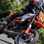 KTM 390 SMC R試駕報告｜全新399cc LC4c引擎45PS Supermoto過彎性能完全進