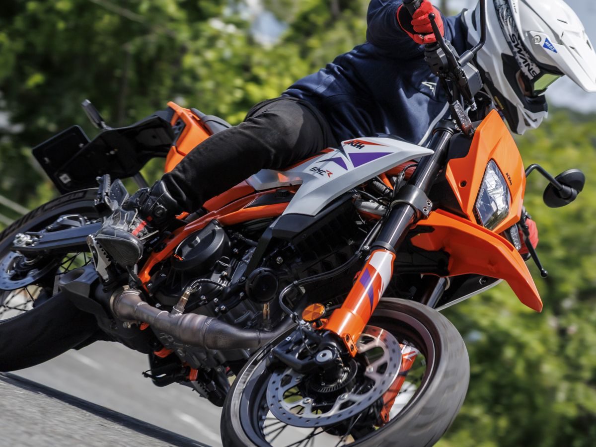 KTM 390 SMC R试驾报告｜全新399cc LC4c引擎45PS Supermoto过弯性能完全进