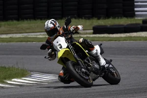 ACTIVE改裝DR-Z4SM試駕報告｜GALE SPEED鍛造輪框＋HYPERPRO懸吊 公路滑胎車性能大幅進化