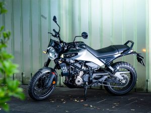 Husqvarna Svartpilen 401設計解析｜資深設計師視角解讀油箱隆起與北歐極簡造型魅力
