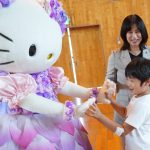 Honda×三丽鸥“微笑骑士计画”铃鹿市交通安全教室！Hello Kitty陪小一学童学习过马路、赠送1400件T恤