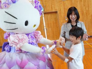Honda×三麗鷗「微笑騎士計畫」鈴鹿市交通安全教室！Hello Kitty陪小一學童學習過馬路、贈送1400件T恤