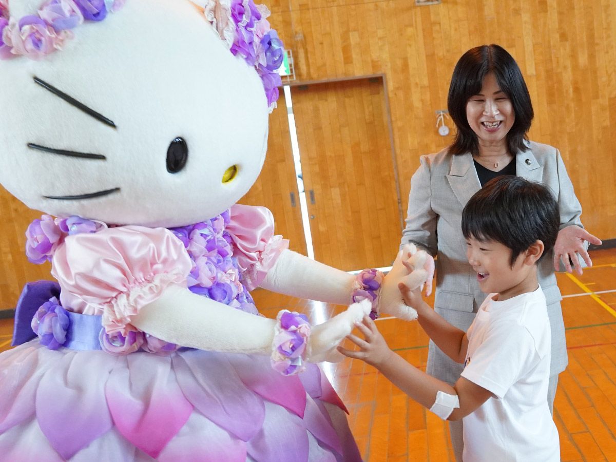 Honda×三麗鷗「微笑騎士計畫」鈴鹿市交通安全教室！Hello Kitty陪小一學童學習過馬路、贈送1400件T恤
