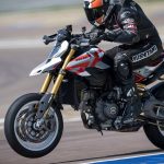DUCATI Hypermotard V2試駕報告｜廢除Desmo導入單體殼車架 890cc新世代引擎實力解析