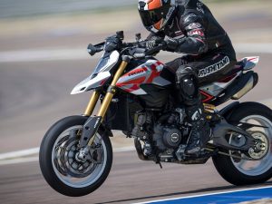 DUCATI Hypermotard V2试驾报告｜废除Desmo导入单体壳车架 890cc新世代引擎实力解析