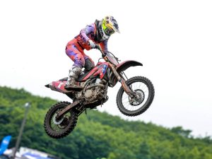 【全日本越野摩托車錦標賽2026 Rd.6北海道千歲】川井麻央泥濘賽道六連勝！克服起跑閘門故障旗幟起跑完美掌握
