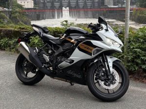 Kawasaki“Ninja ZX-4R SE”车主评价｜400cc四缸77PS×高转声浪着迷×从Estrella 250换骑真实心得【Webike爱车精选】