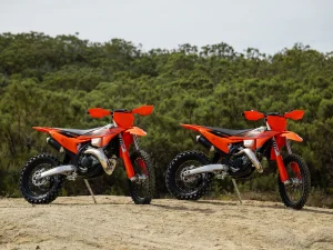 【新車】KTM「XC/XC-F系列」2027年式6款登場！Factory Racing新塗裝×WP XACT懸吊×Connectivity Unit Offroad，9月日本發售