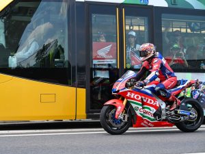 【MotoGP】Takaaki Nakagami 骑乘 RC213V-S 惊喜并行 LRT！2026 日本大奖赛全新观赛交通路线“宇都宫 Light Line”直达茂木赛道