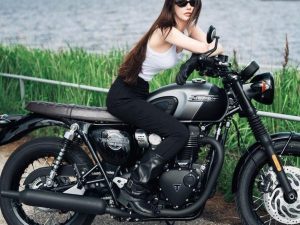 Triumph品牌大使Darenogare Akemi 明美骑乘“Bonneville T120 Black”出游！IG/X公开骑乘日记与摩托车生活
