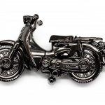 【新品】Honda Super Cub BLACK EDITION 官方授權立體金屬鑰匙圈登場！限量1000個收藏販售