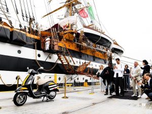 Vespa 致敬義大利海軍帆船「Amerigo Vespucci」！全球唯一特仕車紐約亮相