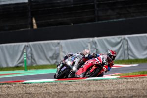 【2026鈴鹿8耐】賽程過半Honda HRC領先！BMW AutoRace Ube緊追，Yamaha廠隊第四，雨天威脅持續