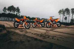新車】KTM「SX系列」2027年式9款登場！二行程也搭EFI×新橘色塗裝×WP懸吊×Brembo煞車，7月起日本陸續上市