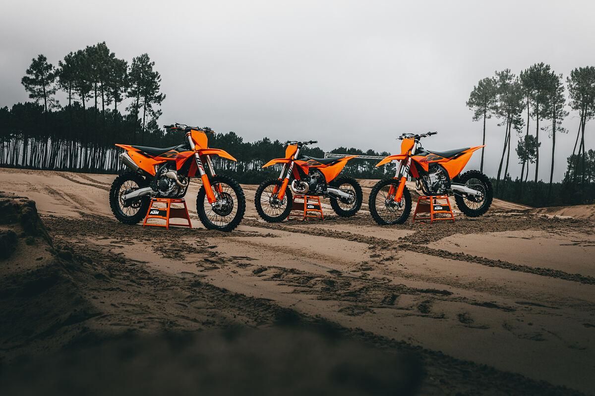 新車】KTM「SX系列」2027年式9款登場!二行程也搭EFI×新橘色塗裝×WP懸吊×Brembo煞車,7月起日本陸續上市
