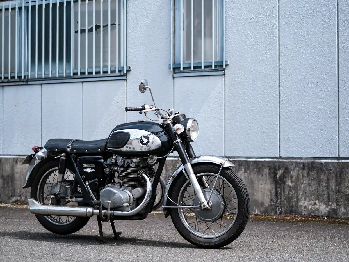 1965年式HONDA CB450K0改装特辑｜“Black Bomber”鲸鱼油箱×镀铬挡泥板×英国车风格