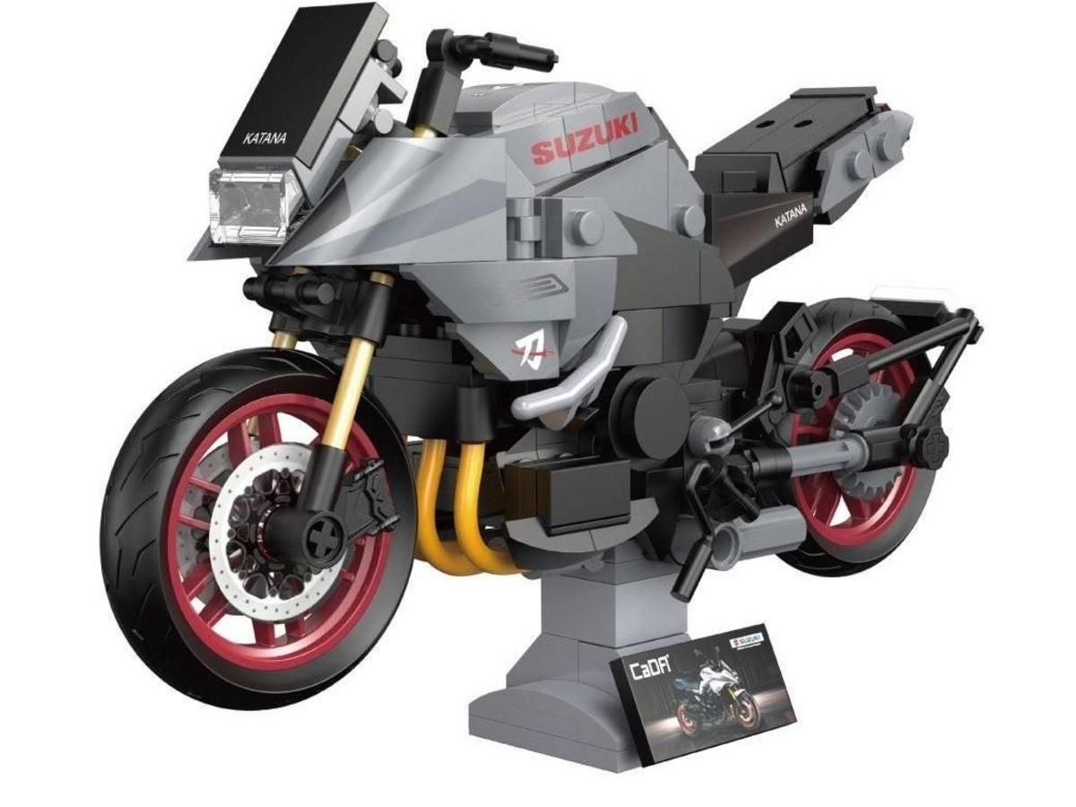 Suzuki「KATANA」官方授權積木模型「CaDA C64052W」！1/12比例×310塊×銀黑紅輪框經典配色×附展示架