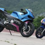 【海外試騎】符合 Euro 5+ 的夢幻二行程！VINS Duecinquanta 登陸日本：前法拉利工程師打造、碳纖維單體車架與 250cc 雙曲軸 V 雙全解析