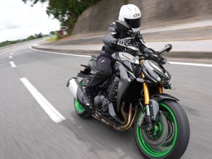 Kawasaki Z1100 SE（2026年式）试驾报告｜1098cc×Brembo×Öhlins，外披SUGOMI恶人面具、内藏精致绅士魂完整评测