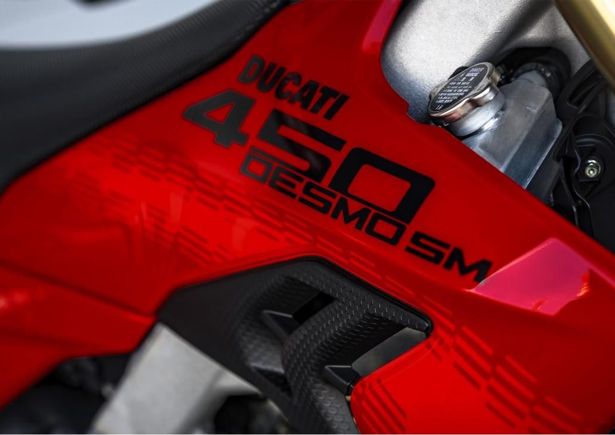 标配光头胎！Ducati“Desmo450 SM”首款Supermoto滑胎车原型车亮相，449.6cc Desmo单缸×S1 GP规格，9月正式发表
