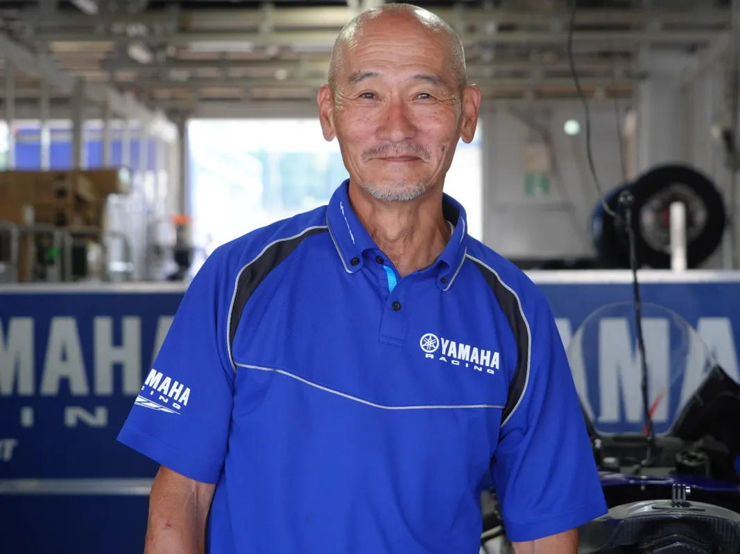 「從未見過如此不依賴硬體設備的車手」YAMAHA工程師豬崎次郎憶阿部典史Norick｜WSBK×寒冬測試×父子奮鬥背後的故事｜連載#31