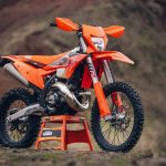 【新車發表】越野王者 KTM 2027 年式 Enduro 耐力車系登場！TBI 2T 與強悍 4T 八款戰車價格規格全解析