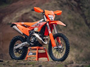 【新車發表】越野王者 KTM 2027 年式 Enduro 耐力車系登場！TBI 2T 與強悍 4T 八款戰車價格規格全解析