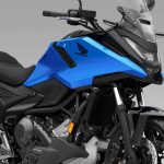 【新車介紹】2027 Honda NC750X 雙新色發表！23L 假油箱置物空間、28.3km/L 超省油 400km 續航冒險車全解析
