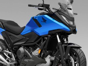 【新车介绍】2027 Honda NC750X 双新色发表！23L 假油箱置物空间、28.3km/L 超省油 400km 续航冒险车全解析
