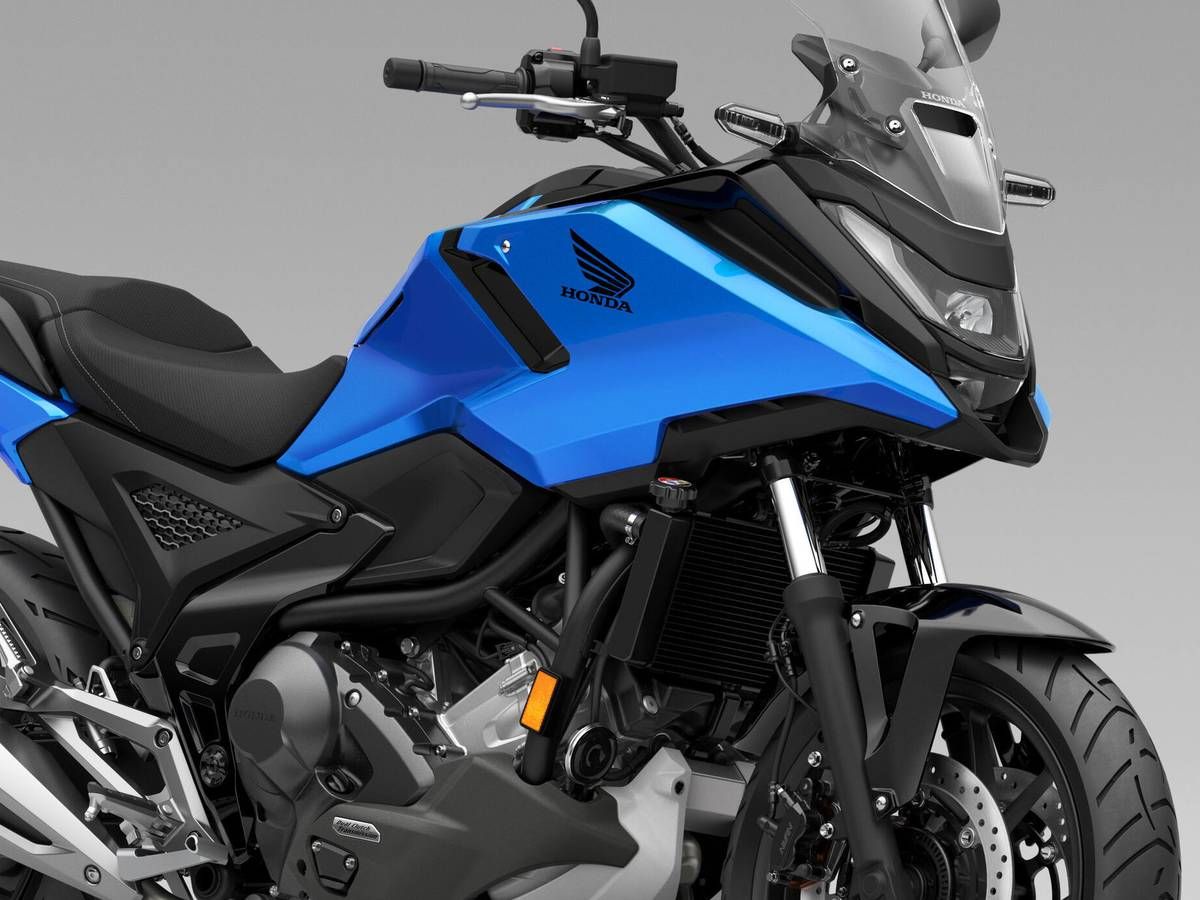 【新车介绍】2027 Honda NC750X 双新色发表！23L 假油箱置物空间、28.3km/L 超省油 400km 续航冒险车全解析